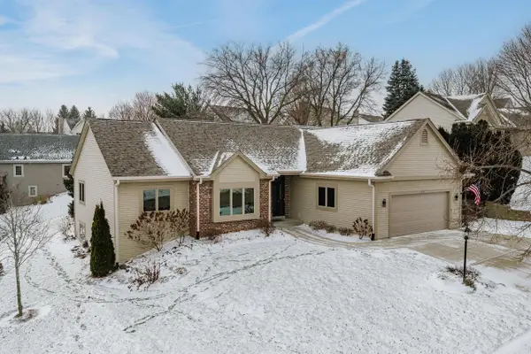 2707 Fox Hill DRIVE, Waukesha, WI 53189