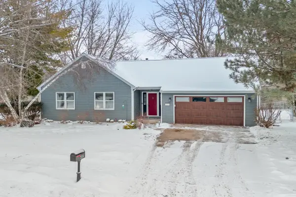 534 Woodridge DRIVE, Grafton, WI 53024