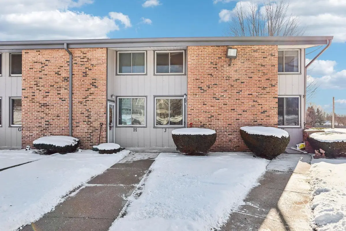 1524 Big Bend ROAD #J, Waukesha, WI 53189 - #1