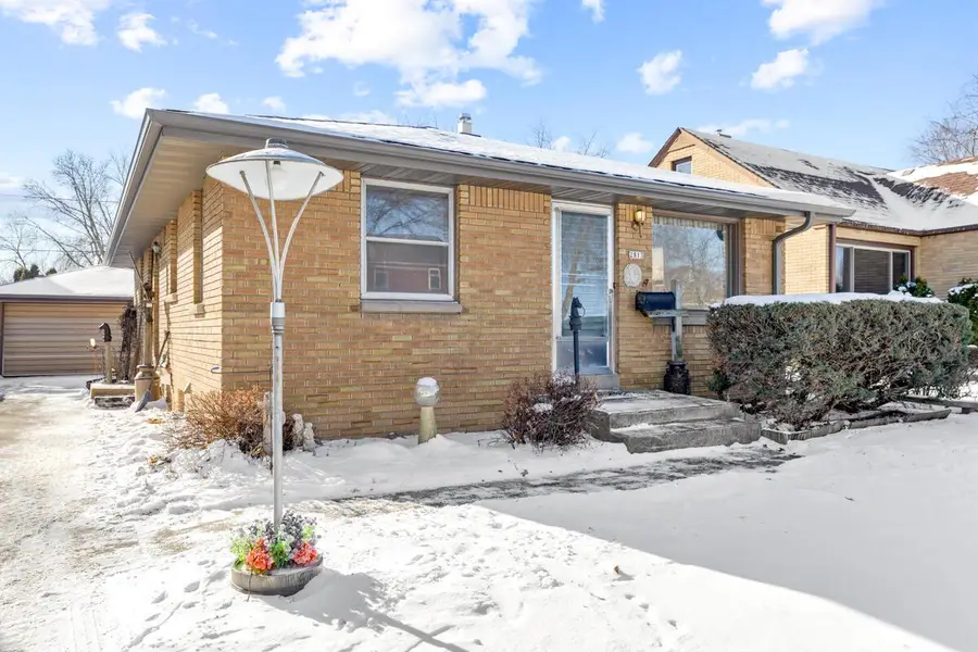 2813 E Allerton AVENUE, Saint Francis, WI 53235 - #2