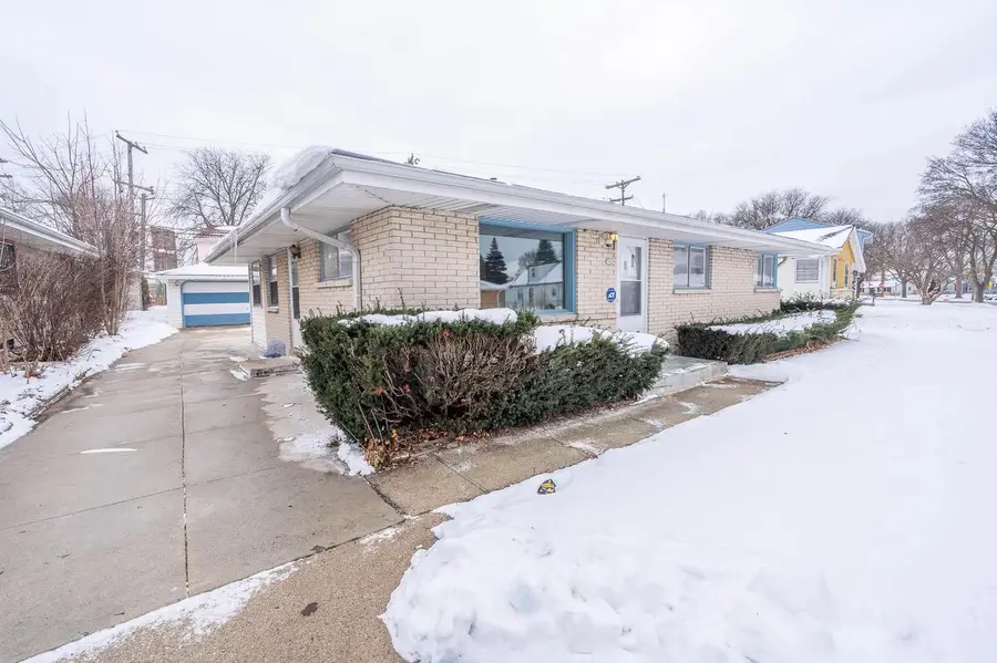 7629 W Thurston CIRCLE, Milwaukee, WI 53218 - Image #2