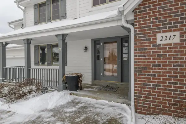 2217 Deer PATH, Waukesha, WI 53189