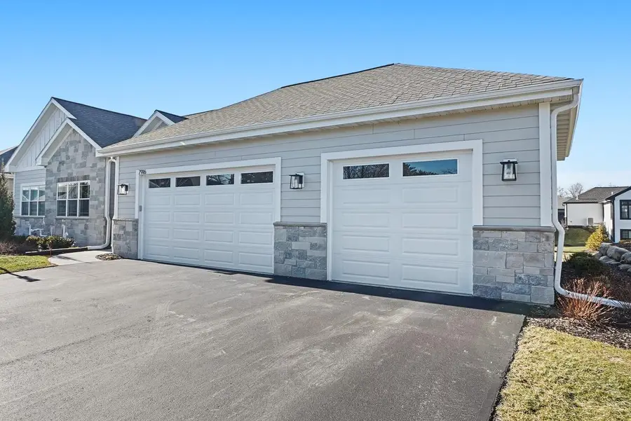 7916 E Stone Ridge DRIVE, Lannon, WI 53046 - Image #2