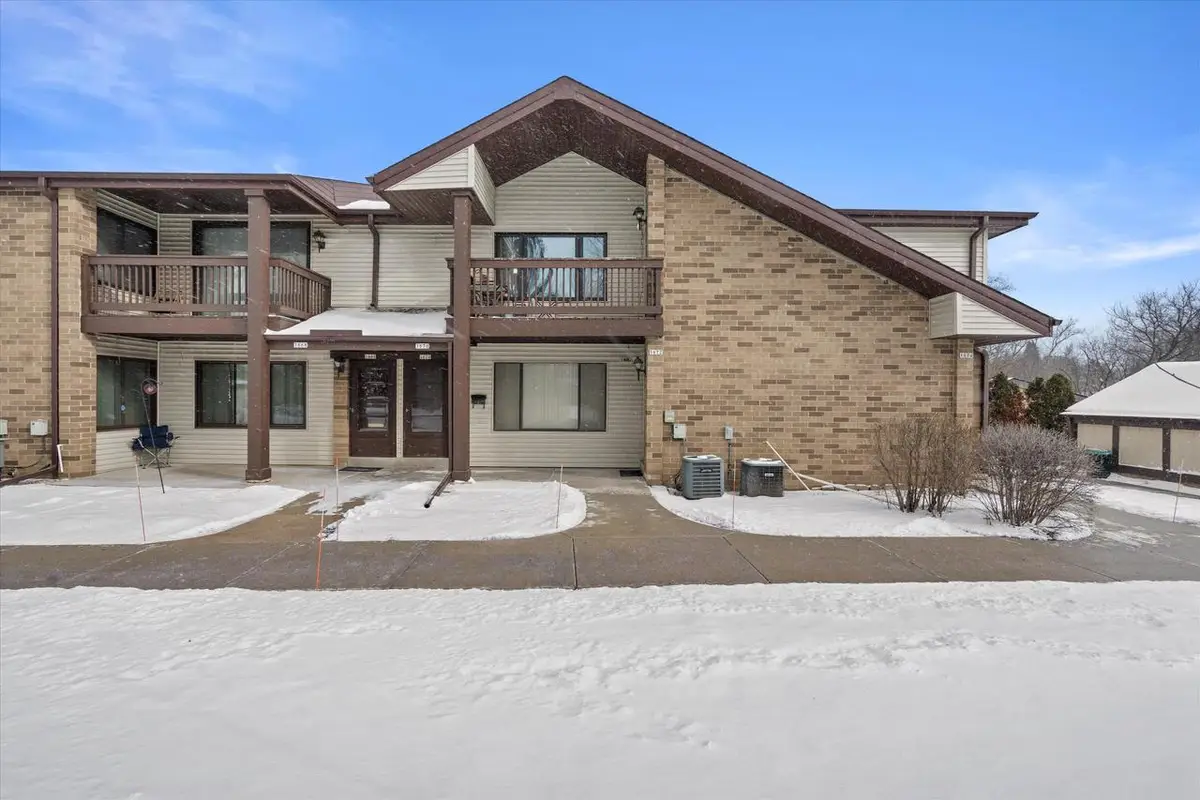 1674 S Coachlight DRIVE, New Berlin, WI 53151 - Image #1