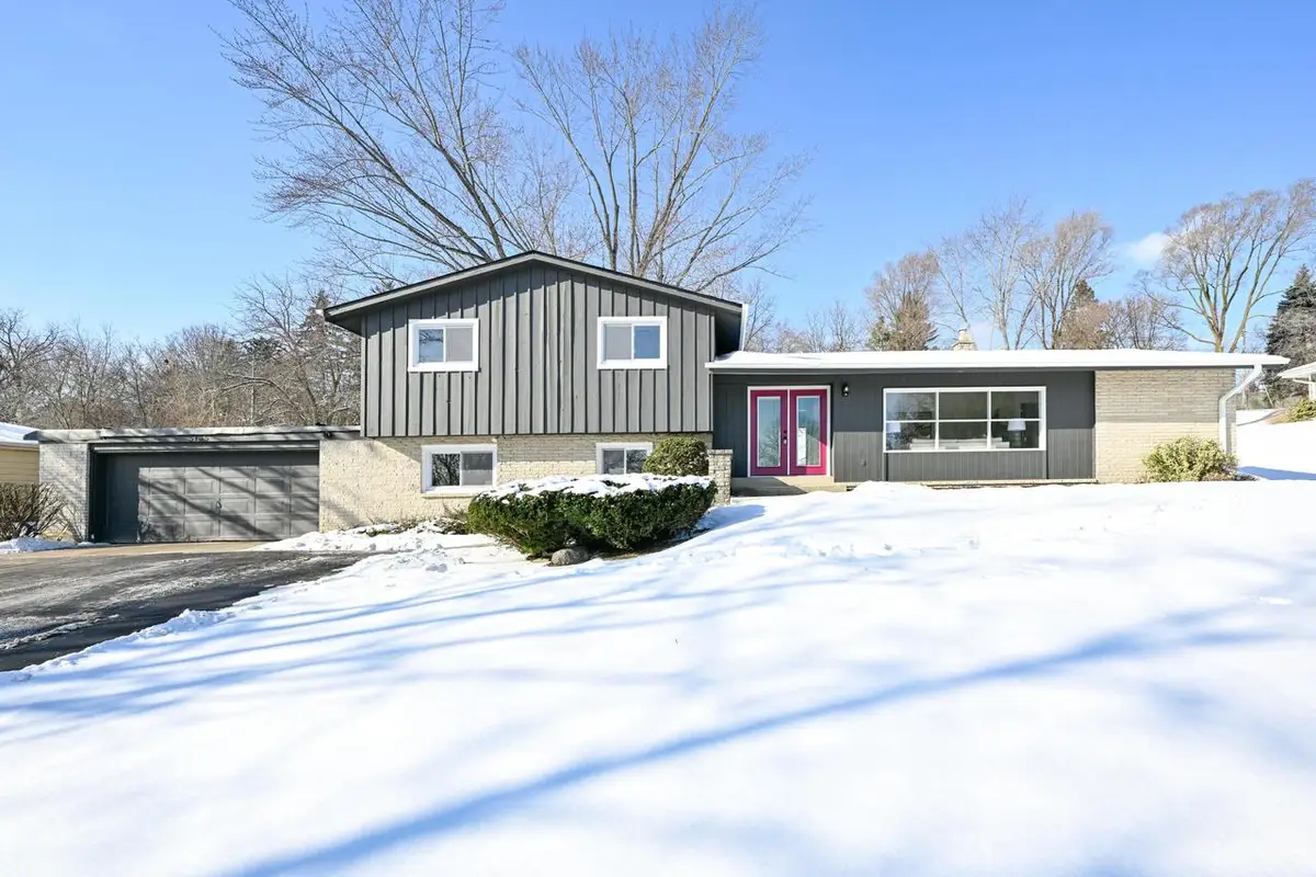 5135 S Menard DRIVE, New Berlin, WI 53151 - Image #1