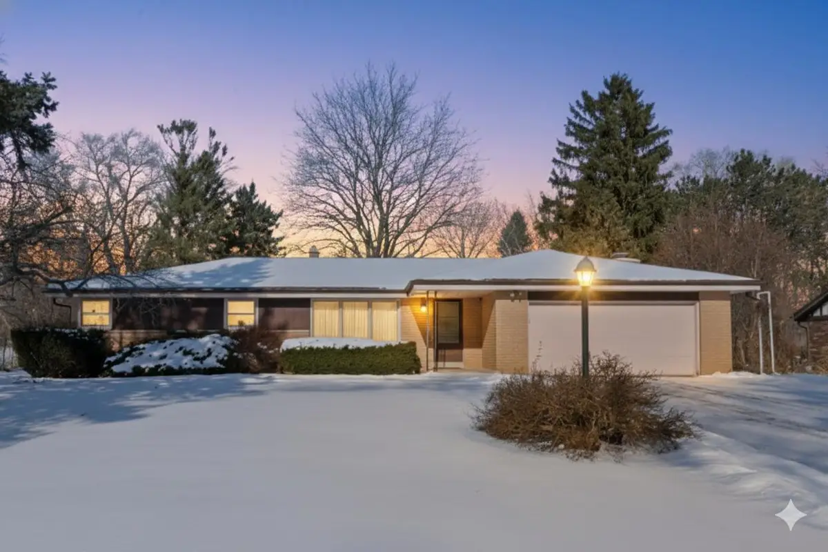 8824 W Dosie AVENUE, Greenfield, WI 53228 - Image #1