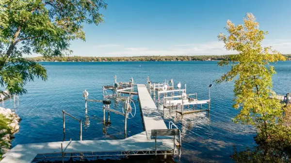 2135 W Shore DRIVE, Delafield, WI 53018