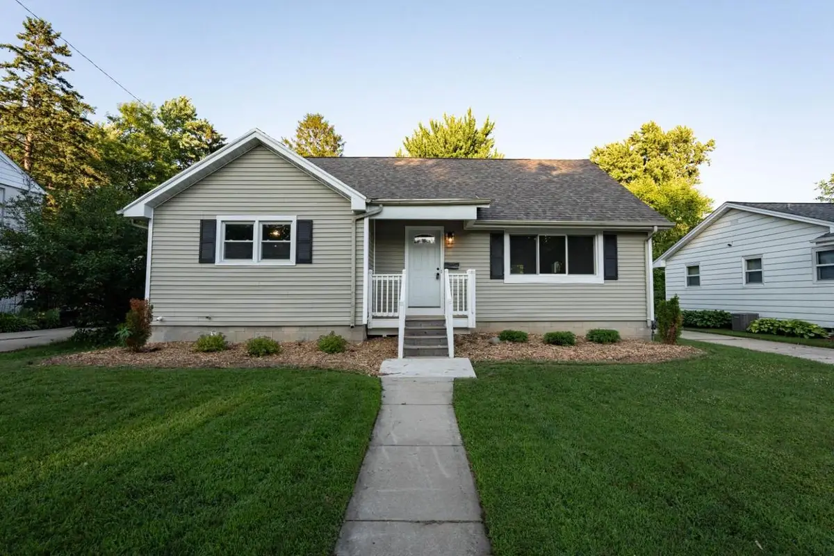 1153 N 11th AVENUE, West Bend, WI 53090 - #1