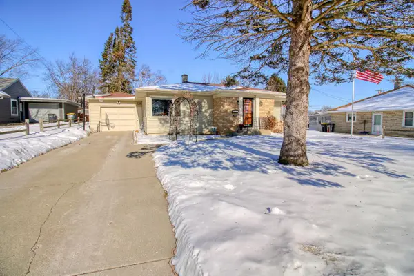 1016 W Glenn DRIVE, Waukesha, WI 53188