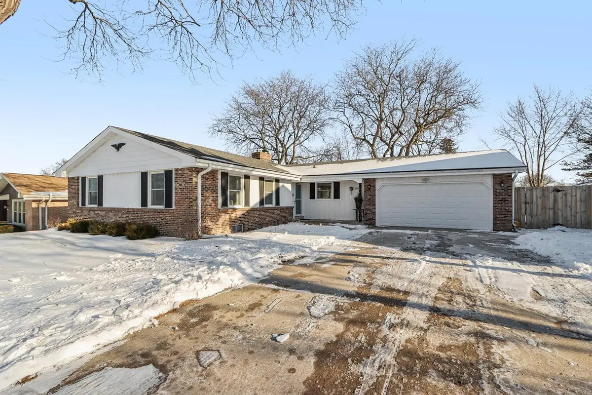 3570 S Russel ROAD, New Berlin, WI 53151 - Image #1