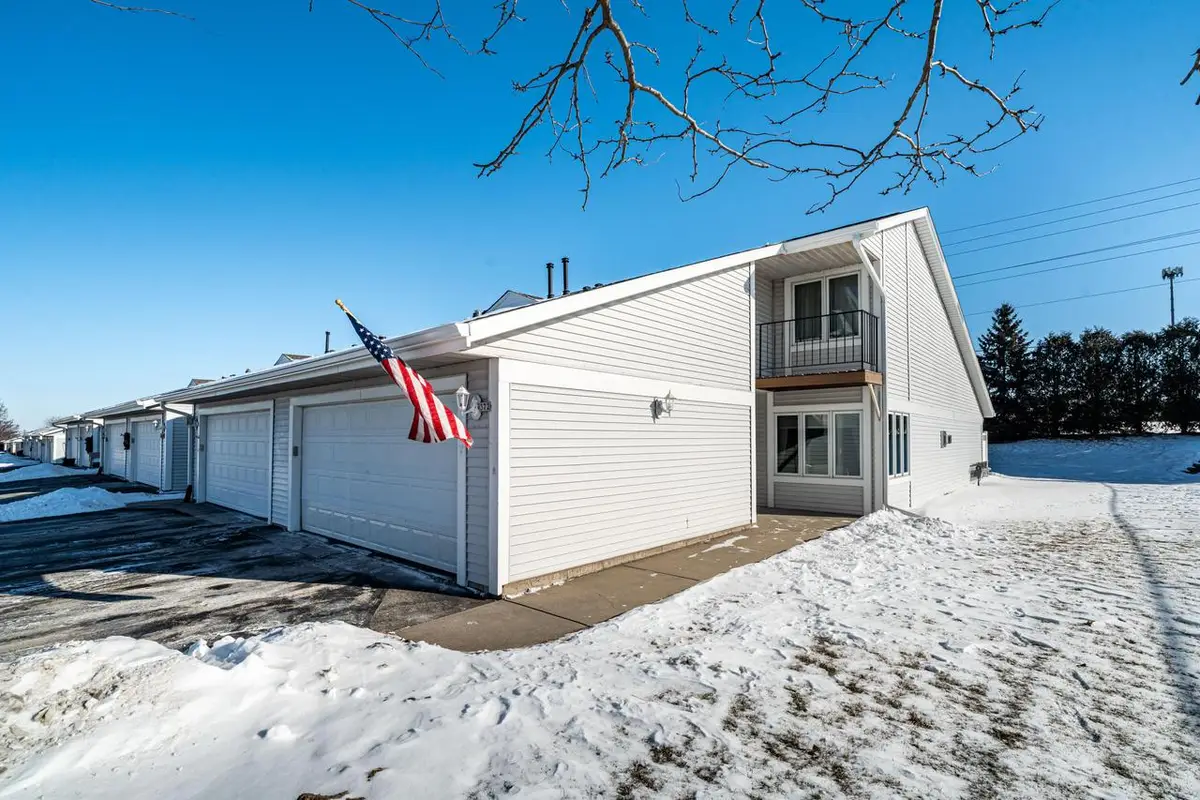 372 Hartford SQUARE #6, Hartford, WI 53027 - #1