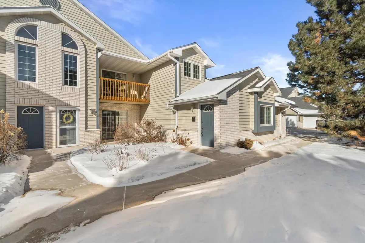 W240N2524 E Parkway Meadow CIRCLE #5, Pewaukee, WI 53072 - Image #1