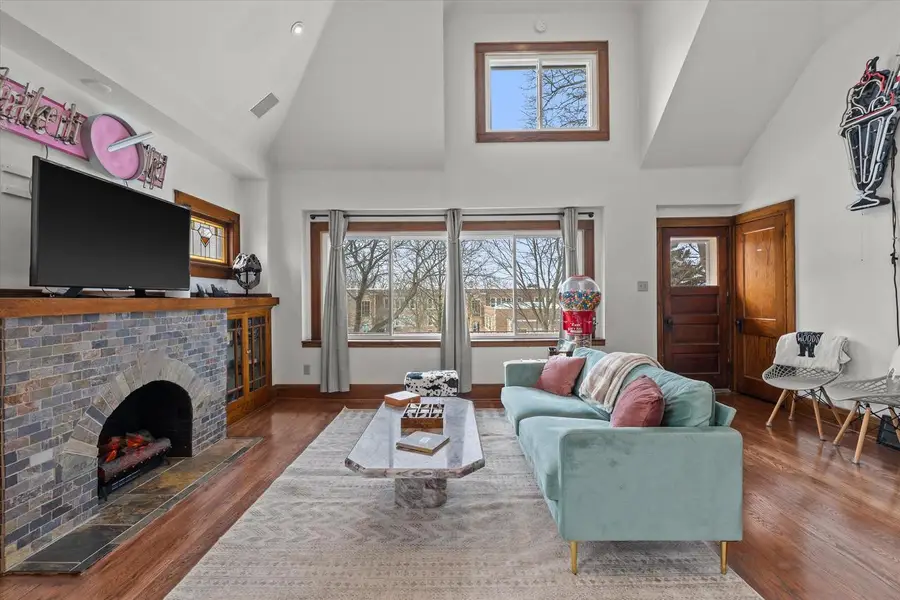 4418 N Bartlett AVENUE, Shorewood, WI 53211 - #3