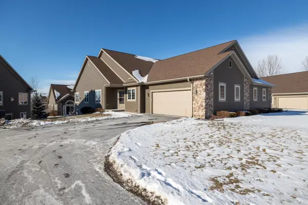 282 Lower Woodford CIRCLE, West Bend, WI 53090