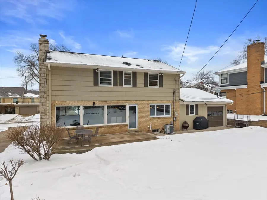 6200 N Berkeley BOULEVARD, Whitefish Bay, WI 53217 - #2