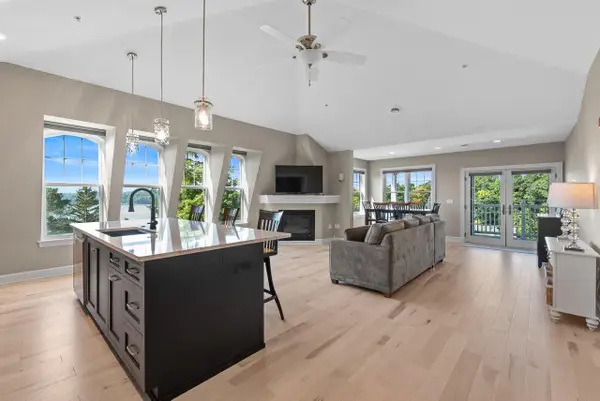 279 Victorian Village DRIVE #40, Elkhart Lake, WI 53020