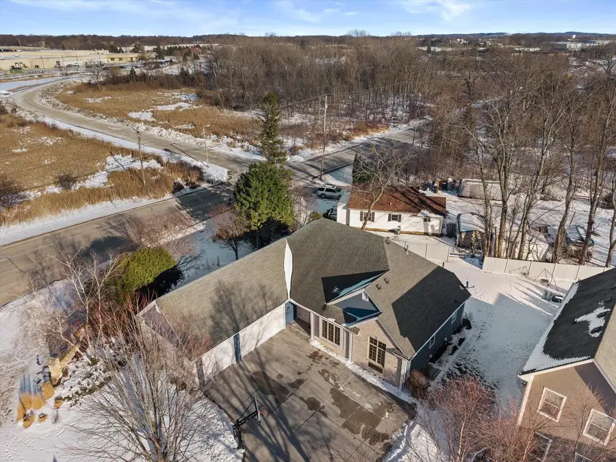 W243N2792 Creekside DRIVE, Pewaukee, WI 53072 - Image #3