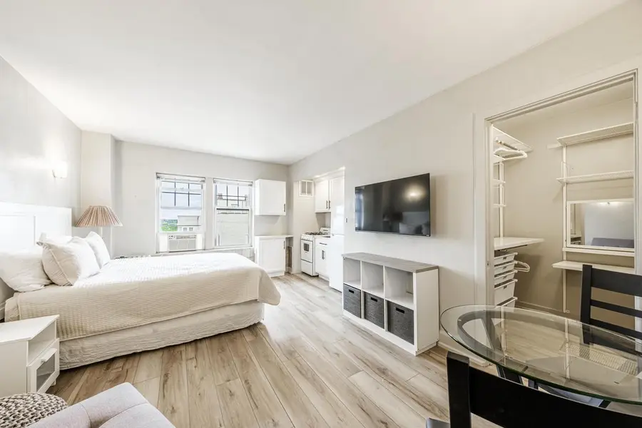 1028 E Juneau AVENUE #812, Milwaukee, WI 53202 - #2