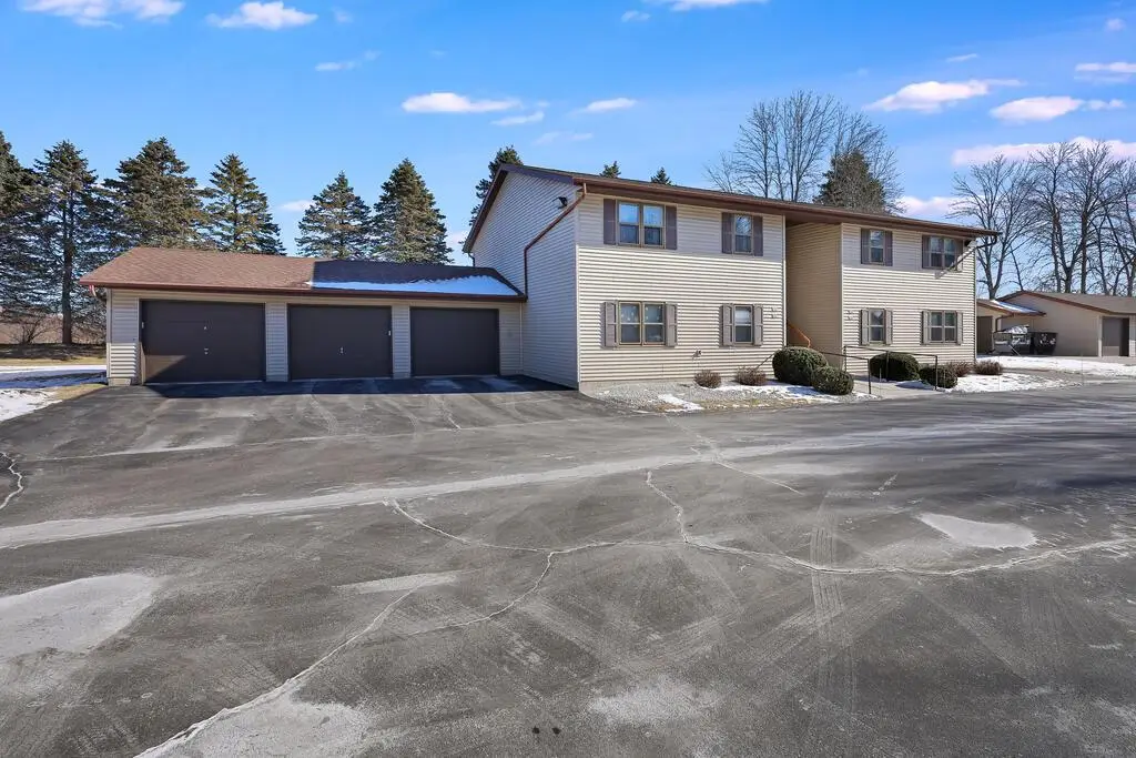 910 E Cedar AVENUE #604, Manitowoc, WI 54220 - #1