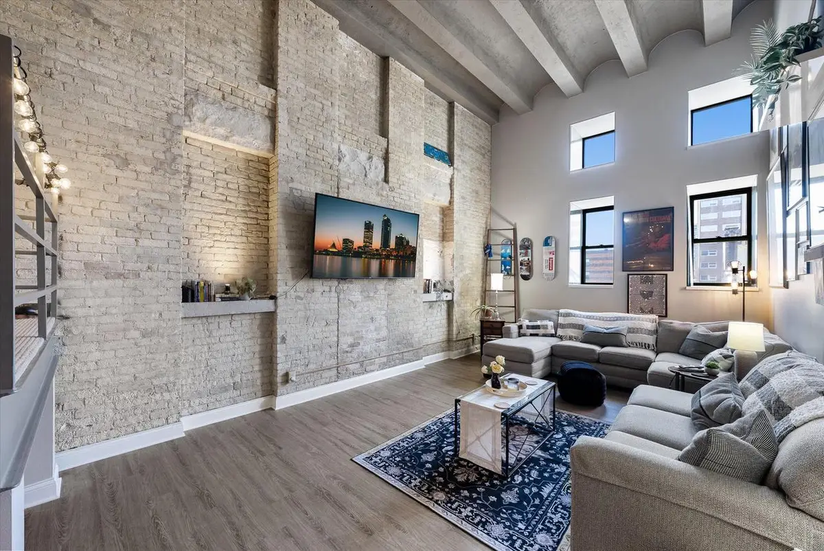 270 E Highland AVENUE #621, Milwaukee, WI 53202 - #1