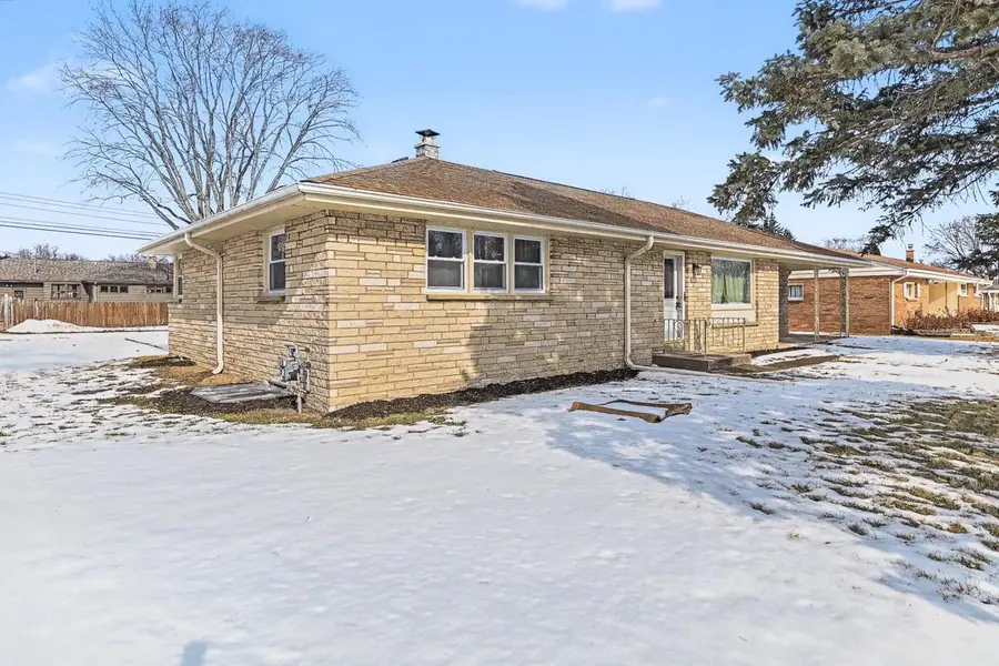 3020 W Edgerton AVENUE, Greenfield, WI 53221 - #3