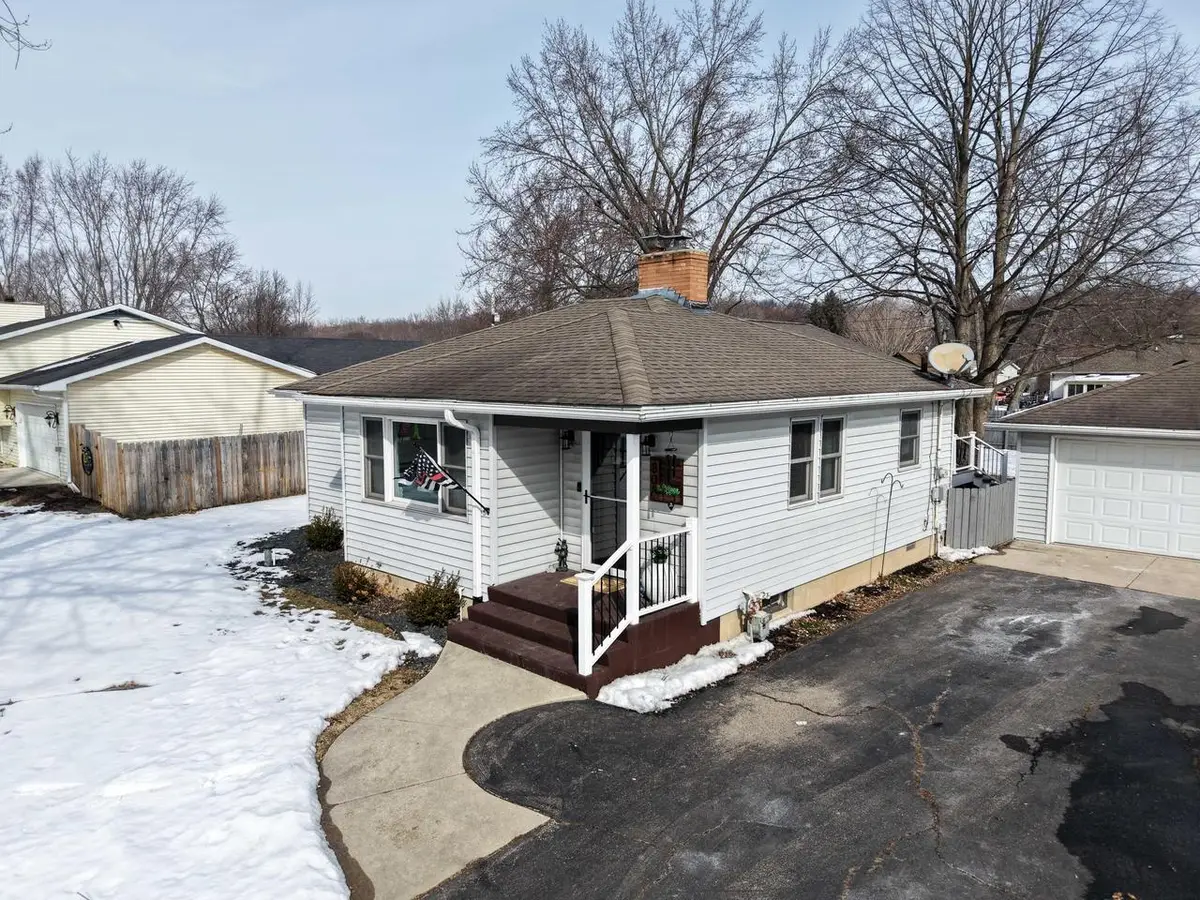 808 Manor DRIVE, Silver Lake, WI 53170 - #1