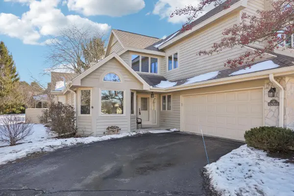 N21W24045 Garden CIRCLE #F, Pewaukee, WI 53072