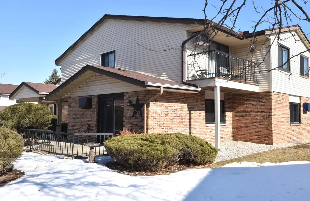 4502 S Greenridge CIRCLE, Greenfield, WI 53220 - #1