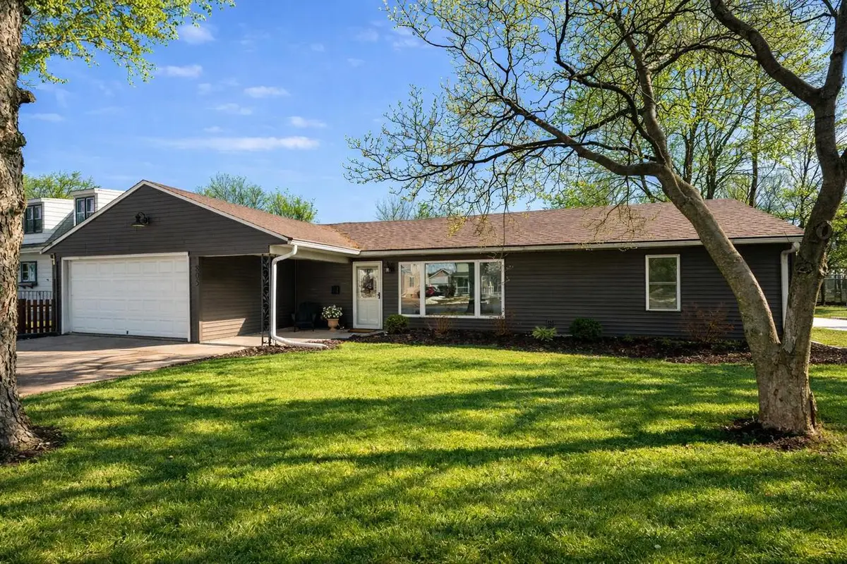 805 N Oakwood AVENUE, Oconomowoc, WI 53066 - #1