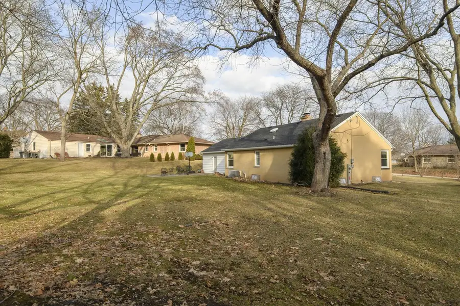 225 W Alta Loma CIRCLE, Thiensville, WI 53092 - #3