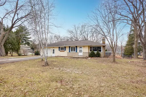 W379N5787 Meadowview ROAD, Oconomowoc, WI 53066