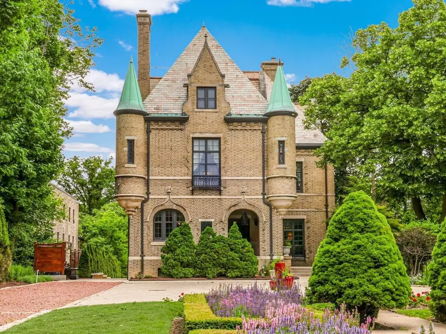 3266 N Lake DRIVE, Milwaukee, WI 53211 - #3