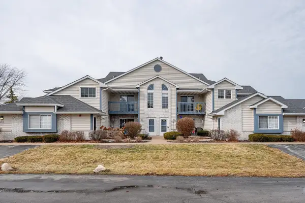 W240N2532 E Parkway Meadow CIRCLE #5, Pewaukee, WI 53072