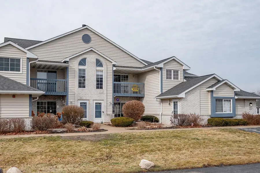 W240N2532 E Parkway Meadow CIRCLE #5, Pewaukee, WI 53072 - #2