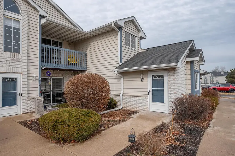 W240N2532 E Parkway Meadow CIRCLE #5, Pewaukee, WI 53072 - #3