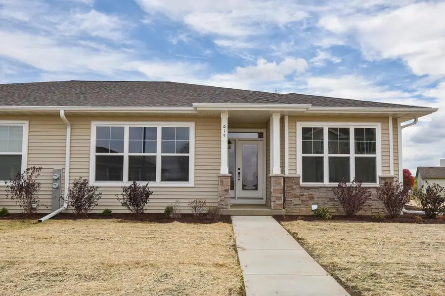 615 Hunter Oaks BOULEVARD #B, Watertown, WI 53094 - #3