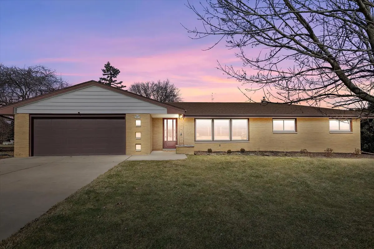 N77W14914 Menomonee Manor DRIVE, Menomonee Falls, WI 53051 - #1