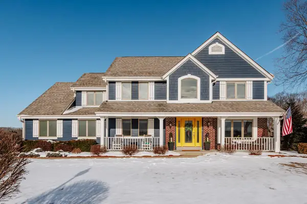 W239S6002 Chinook COURT, Waukesha, WI 53189