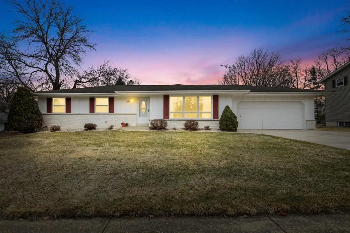 1621 Woodridge ROAD, West Bend, WI 53095 - #1