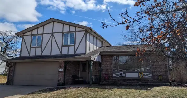 719 Lynne DRIVE, Waukesha, WI 53186