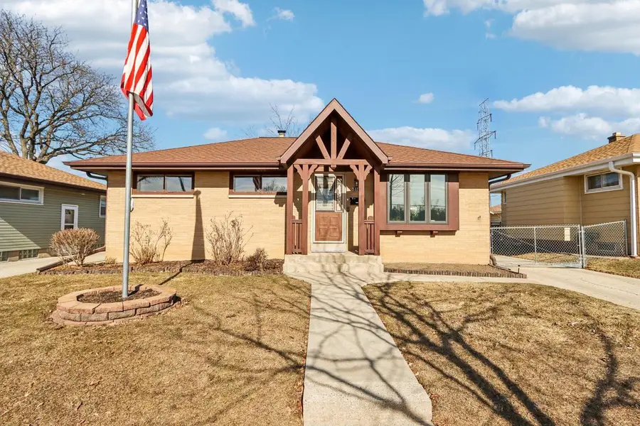 5320 W Plainfield AVENUE, Milwaukee, WI 53220 - #2