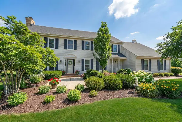 12714 N Meadow CIRCLE W, Mequon, WI 53092