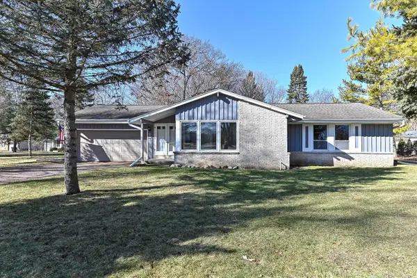2000 S Woodlawn DRIVE, New Berlin, WI 53146
