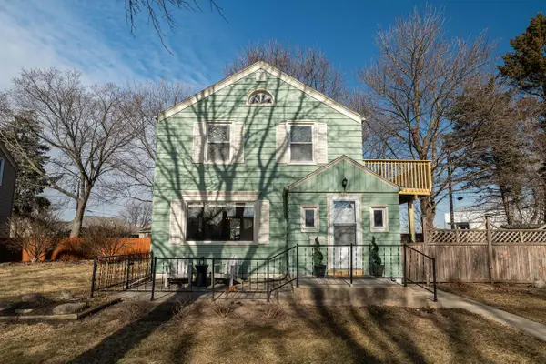 160 E Gauer CIRCLE, Milwaukee, WI 53207