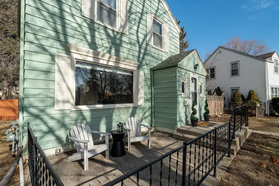 160 E Gauer CIRCLE, Milwaukee, WI 53207 - #2
