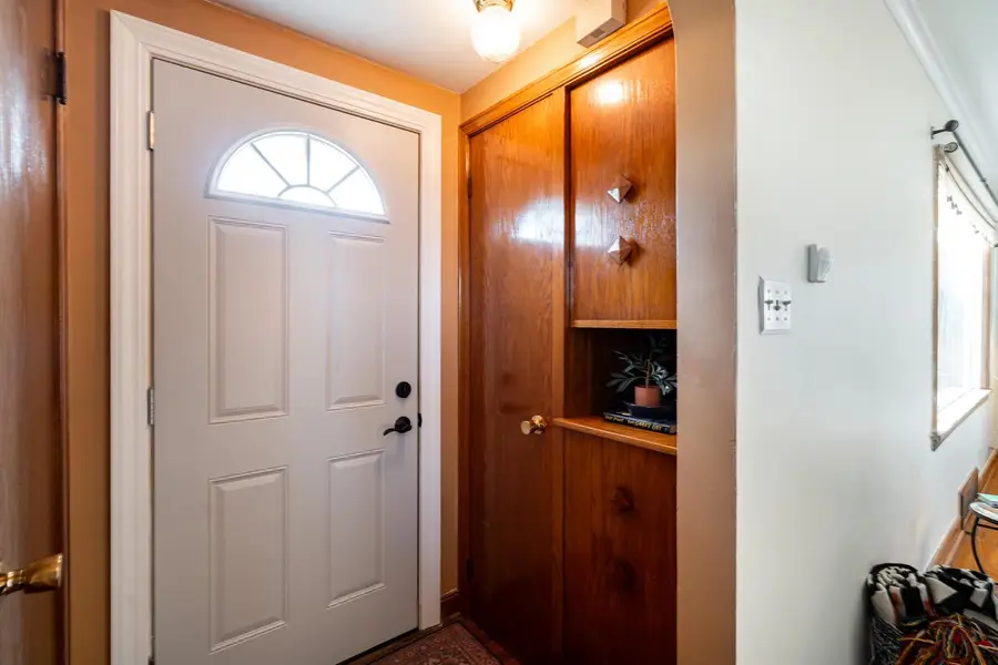 160 E Gauer CIRCLE, Milwaukee, WI 53207 - #3