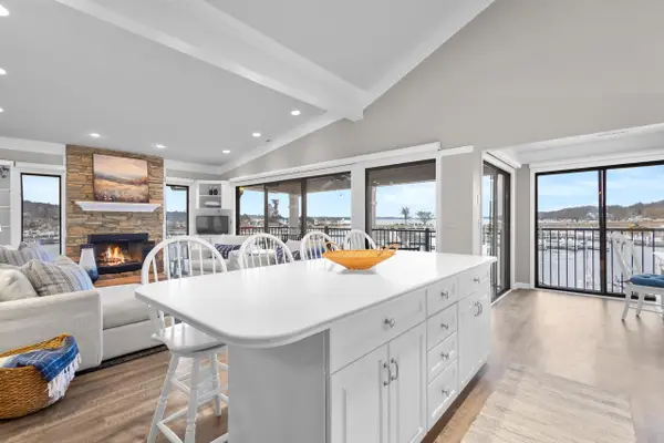 12 Abbey Villa CIRCLE #B, Fontana, WI 53125