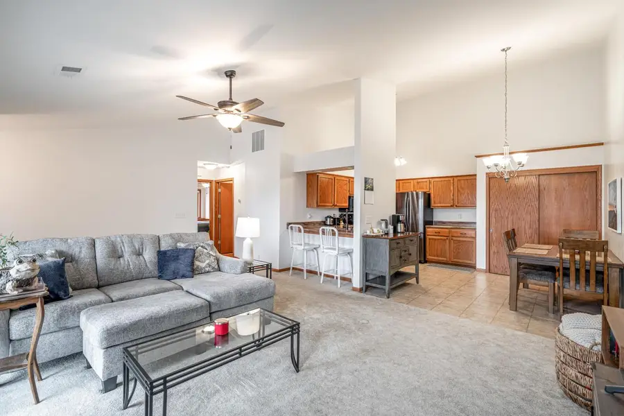 1043 Quinlan DRIVE #H, Pewaukee, WI 53072 - #2