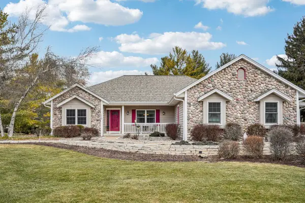N32W22121 Hill N Dale CIRCLE, Pewaukee, WI 53072