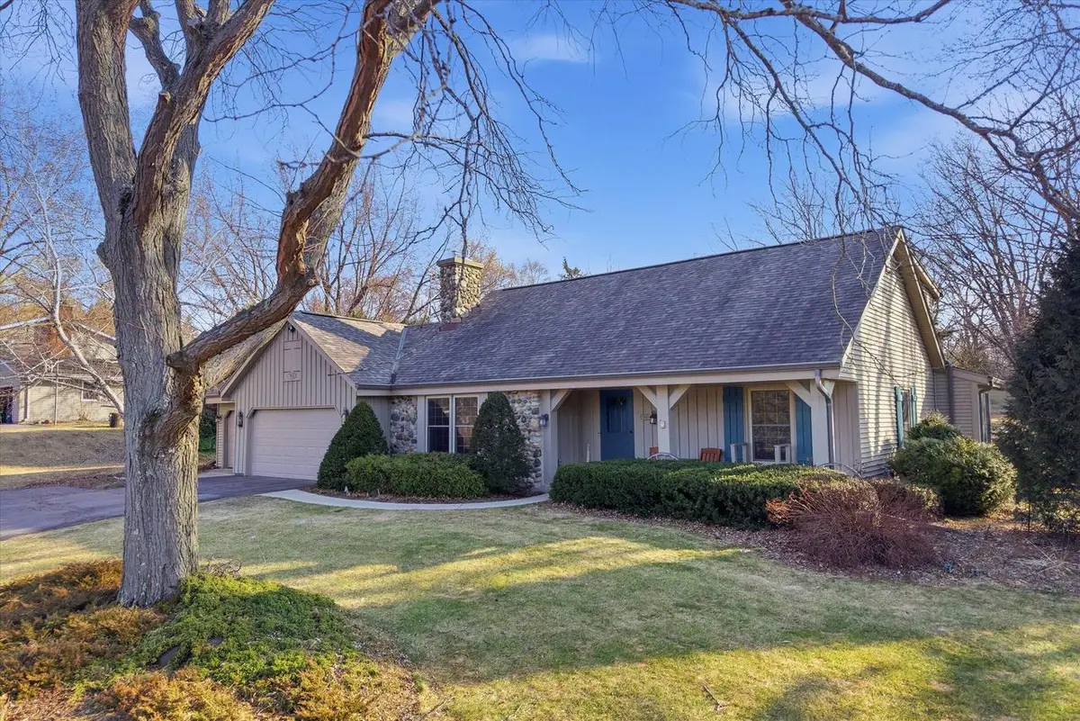 7453 Devonshire DRIVE, Cedarburg, WI 53012 - #1